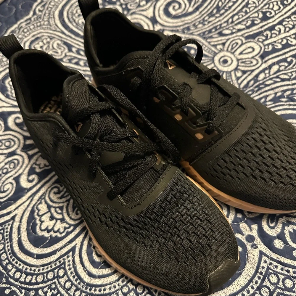 Reebok Flash Film Woman’s Size 7 Sneaker never been worn - Picture 3 of 13